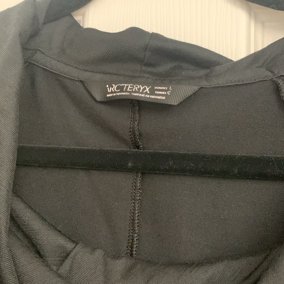 Arc’teryx black top - Picture 2 of 9
